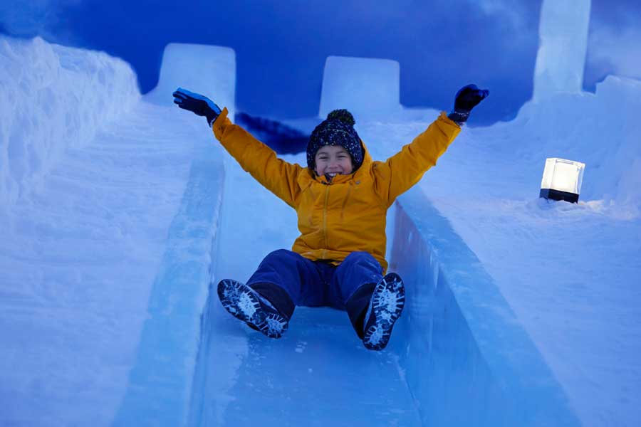 子どもから大人まで楽しめる「氷の滑り台」、「アイスリンク」