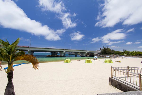 那覇市唯一の海水浴場「波の上ビーチ」