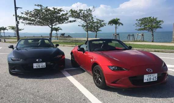 マツダ ロードスターのソウルレッドクリスタルメタリックとマシーングレープレミアムメタリック