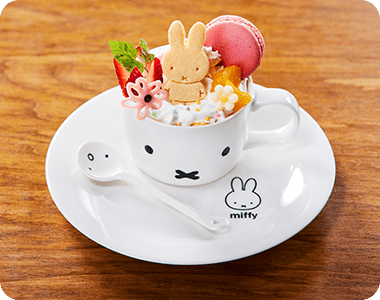 ミッフィーのお花畑ケーキ